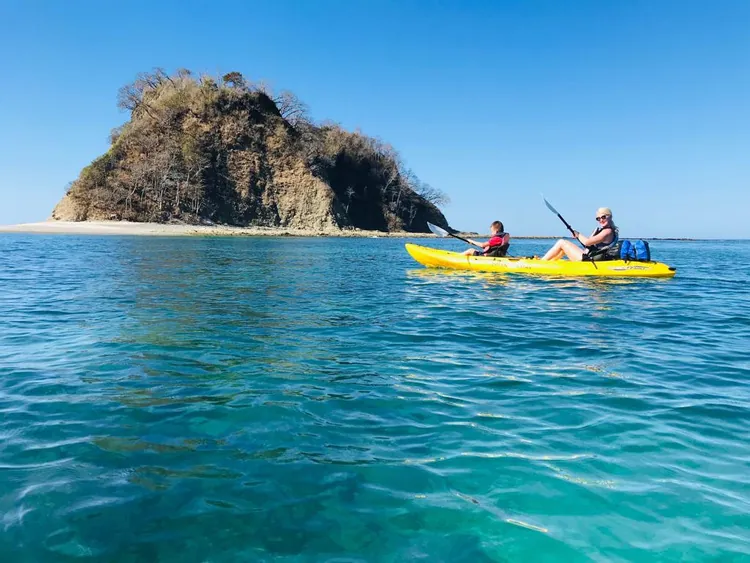 Kayak en lago tranquilo