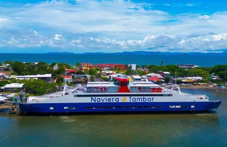 Ferry Naviera Tambor cruzando el Golfo de Nicoya hacia Paquera